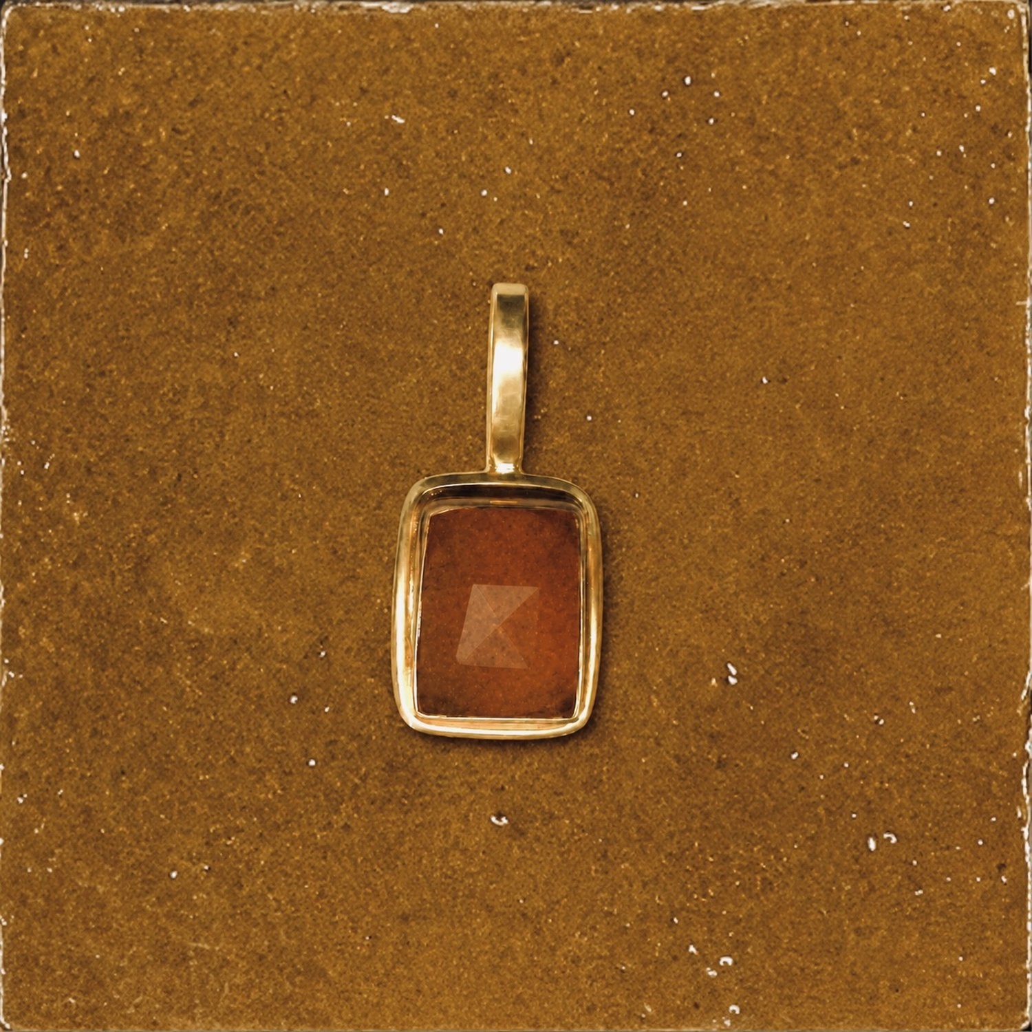 FacetedStonePendant-GoldenJade-01_259e03ca-3840-4b85-8767-ab2331404937.jpg
