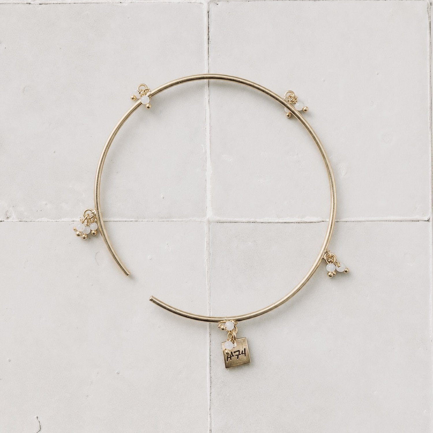 JoyStonesBangle-Moonstone-01_f9cf72e6-654d-4a28-99bd-8a8d7bb2a304.jpg