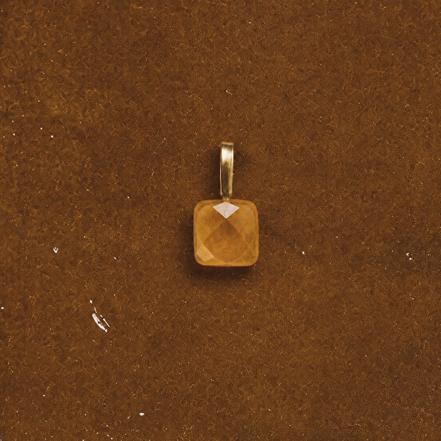 StoneCharm-GoldenJade-01_385363d8-6097-4e56-9313-212fde944558.jpg