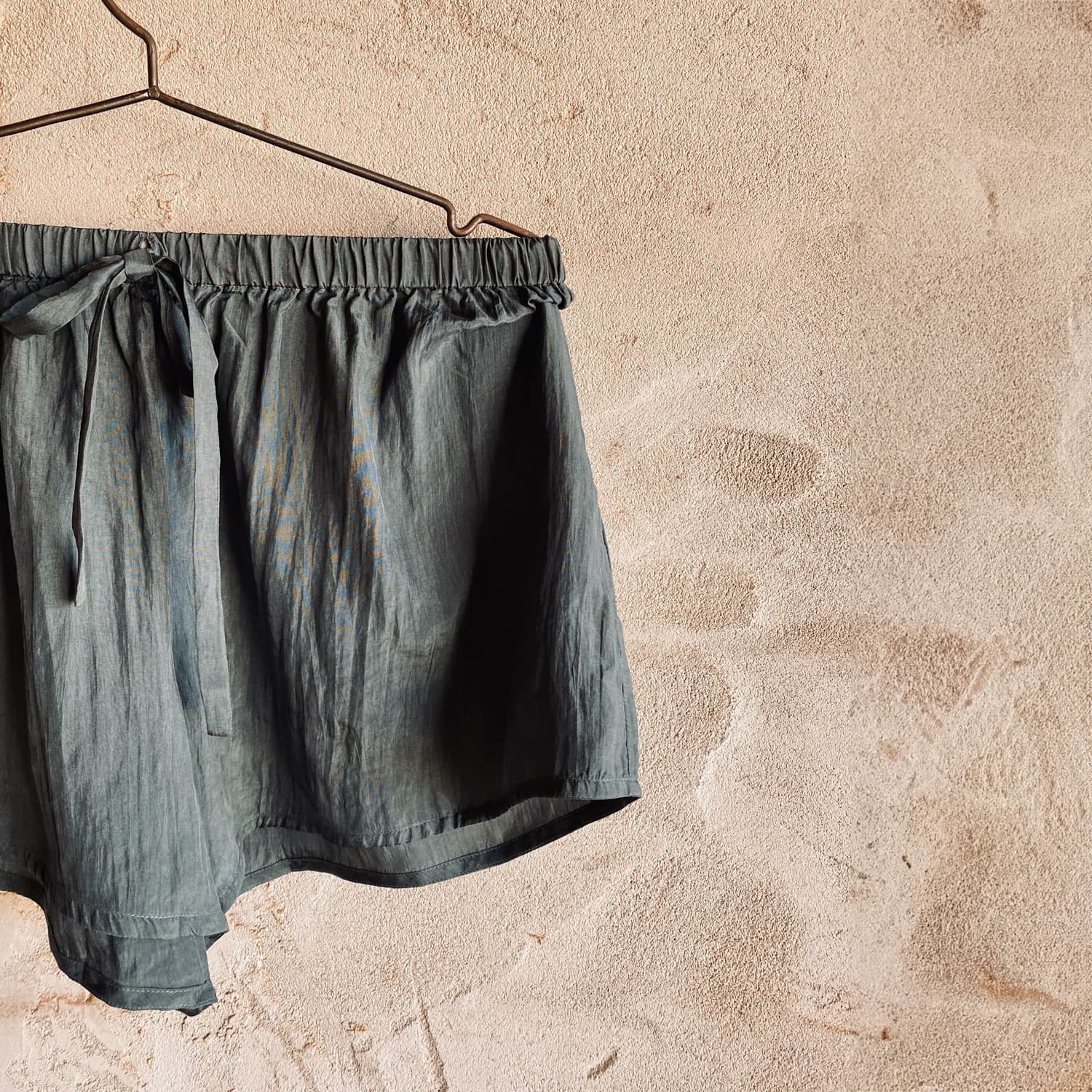 Noa Shorts - Women - HS Habotai Silk 40 - S021 Dark Green Grey - n°74 E - Shop - 7400000136670