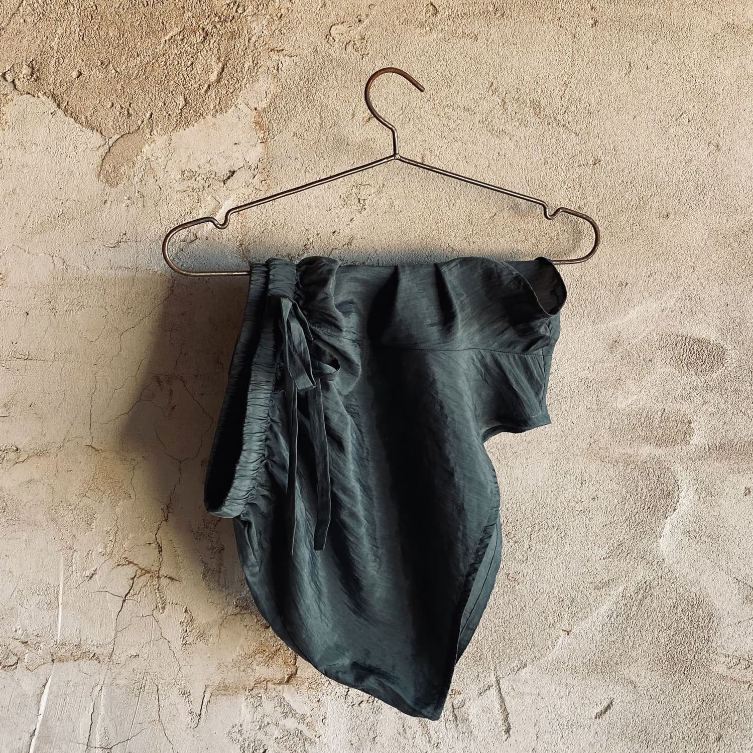 Noa Shorts - Women - HS Habotai Silk 40 - S021 Dark Green Grey - n°74 E - Shop - 7400000136670