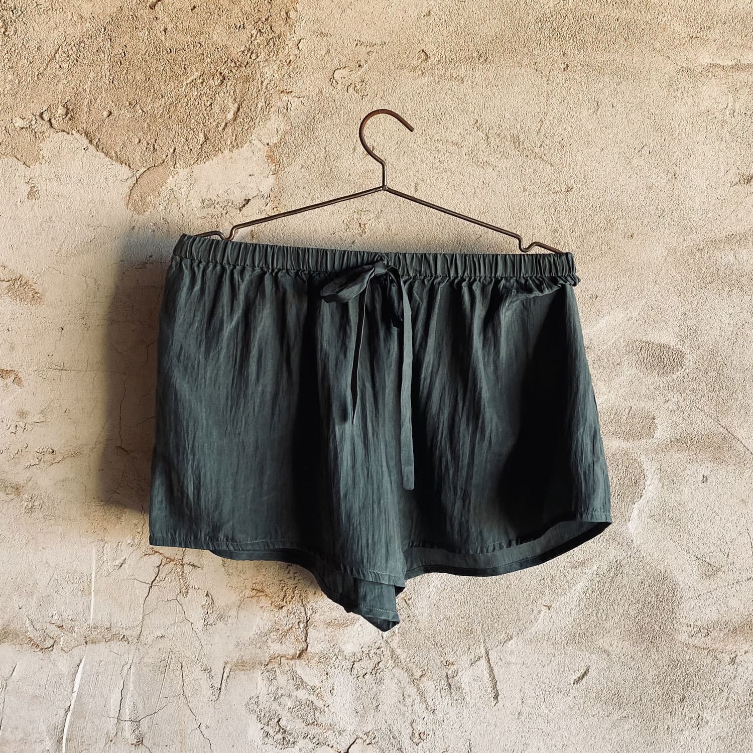 Noa Shorts - Women - HS Habotai Silk 40 - S021 Dark Green Grey - n°74 E - Shop - 7400000136670