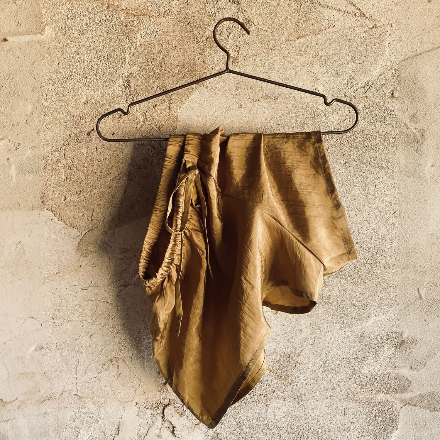 Noa Shorts - Women - HS Habotai Silk 40 - S050 Antique Bronze - n°74 E - Shop - 7400000136672