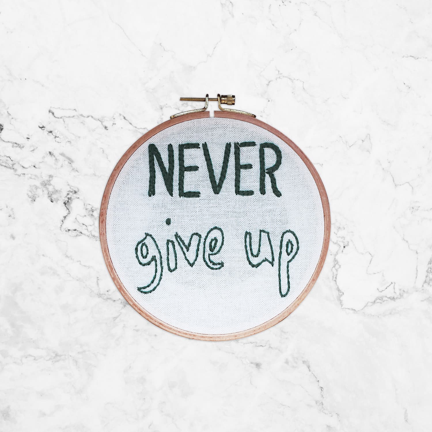 Numero 74 - Hoop Quote Never give up - Natural-Dark Grey - D106